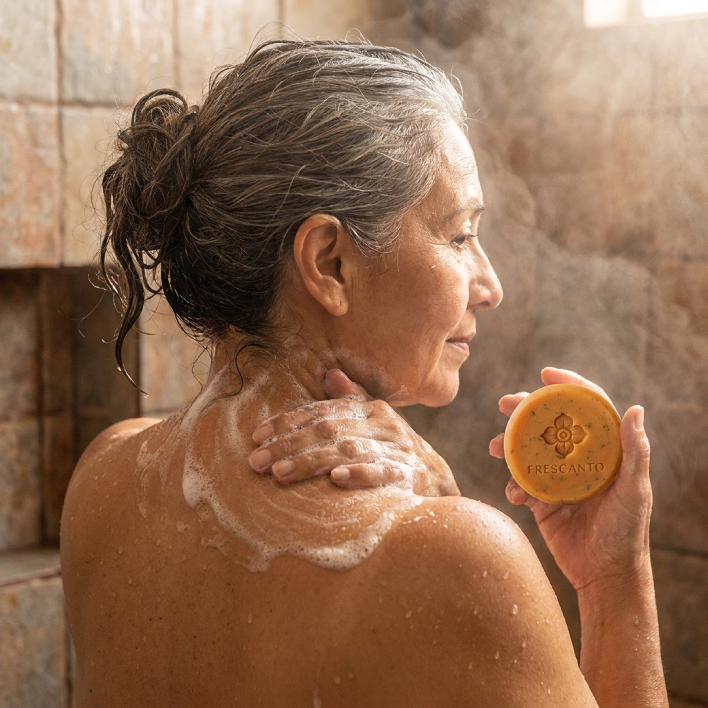 Mujer usando Frescanto en el cuello